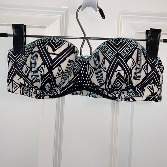 VICTORIA’S SECRET Strapless bikini swim top with mesh and clip in back. Size 34B - Picture 8 of 10